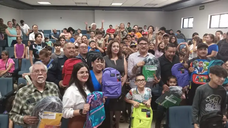 Entregan policías mochilas y útiles escolares a niños y niñas nogalenses