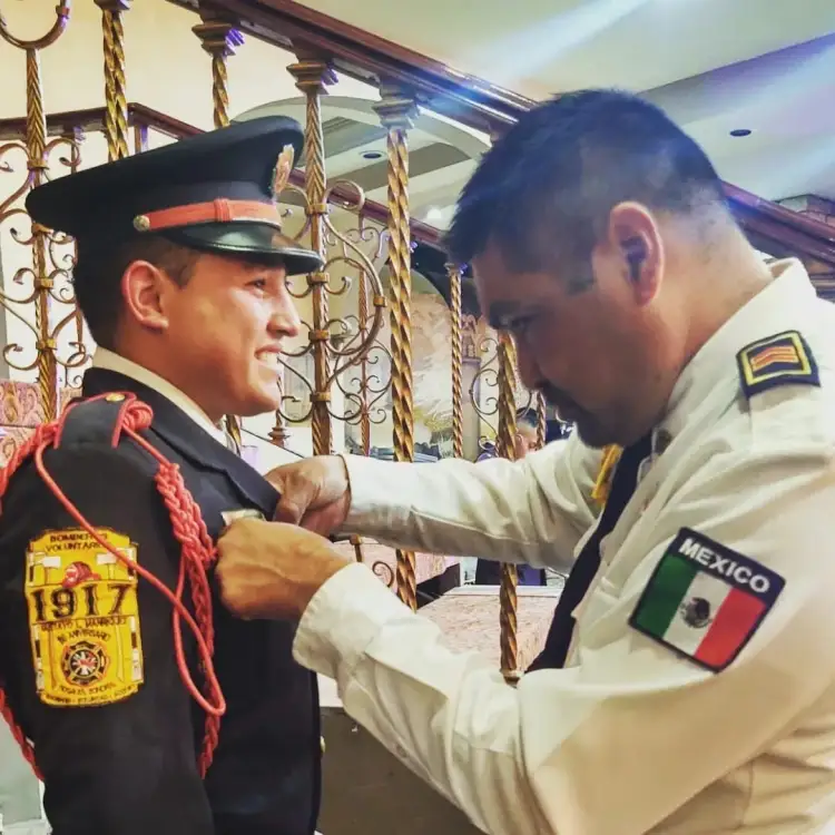 Trasciende labor de servir de padre a hijo; bomberos de profesión