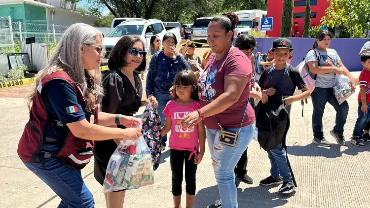 Entrega el INM mochilas para este regreso a clases