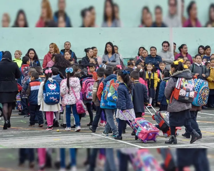 Regresan a clases millones de estudiantes en México