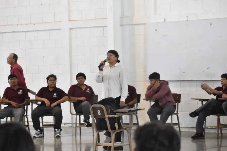 Imparten taller de escritura en la Prepa Municipal