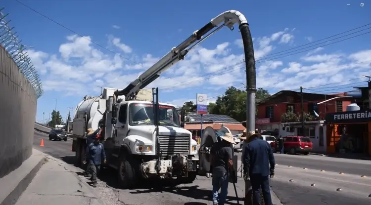 Atienden reportes de fuga de aguas negras en arroyo Los Nogales