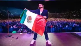 Enamora el cantante Bruno Mars a fans en México