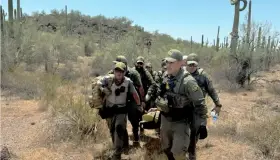 Rescatan a migrantes en desierto de Arizona; muere uno