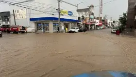 Lluvias torrenciales en Nogales dejan vehículos varados y estragos en escuela