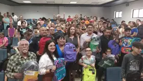 Entregan policías mochilas y útiles escolares a niños y niñas nogalenses