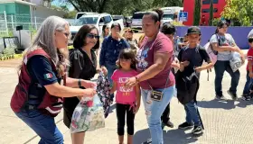 Entrega el INM mochilas para este regreso a clases