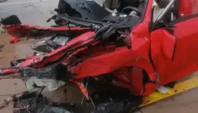 Chocan dos vehículos contra camión en la carretera