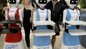 Atienden robots en restaurante de África