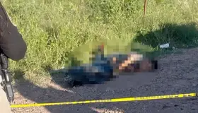 Encuentran a hombre sin vida en carretera