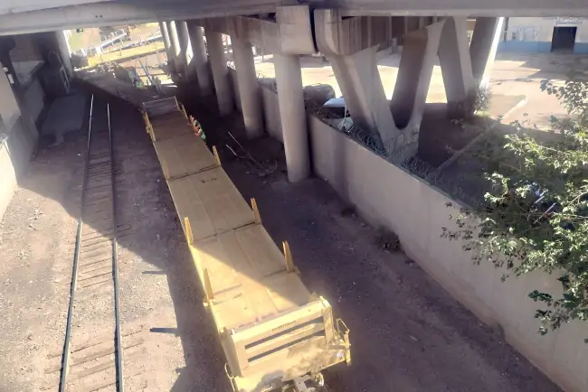 Causa daños a vehículos descarrilamiento del ferrocarril