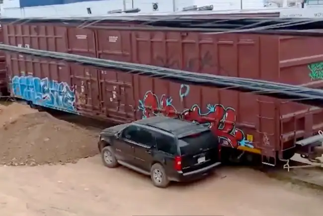 Recomiendan no estacionarse cerca de las vías del tren