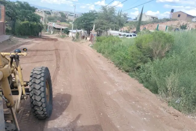 Mejoran calles de terracería en las colonias Las Torres y Colosio