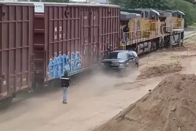 Reportan varios arrestos diarios por hacer caso omiso de indicaciones sobre el cruce del tren