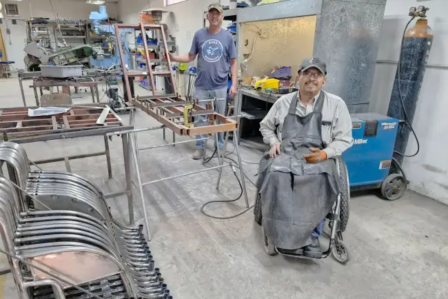 Fabrican sillas de ruedas y carriolas para “Corre Conmigo”