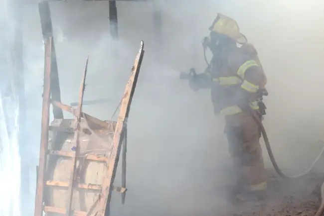 Quema sujeto colchón y se incendia vivienda