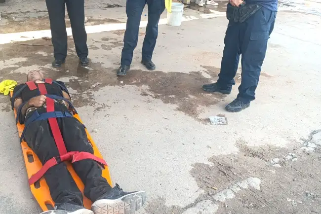 Auxilian a dos por sobredosis en lavado de autos