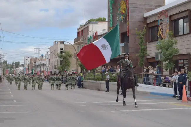 Disfrutan nogalenses desfile de la Independencia