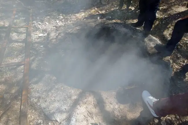 Encuentran cuerpos calcinados en pozo ardiendo