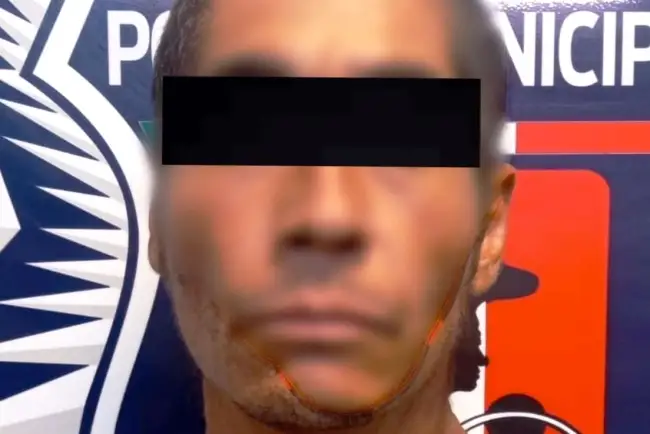 Caminaba en la calle con cuchillo fajado; fue detenido por la policía