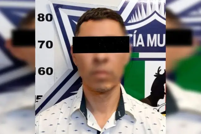 Detienen a taxista armado