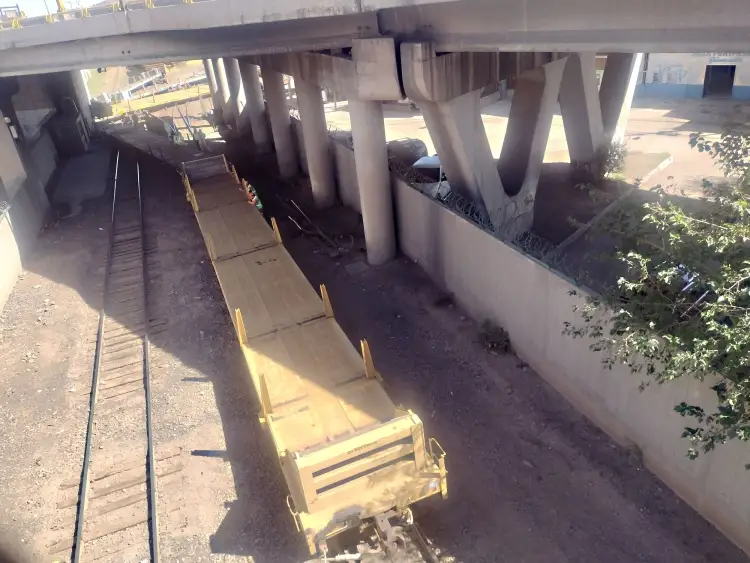 Causa daños a vehículos descarrilamiento del ferrocarril