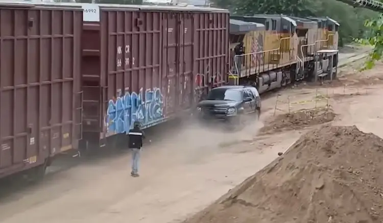 Reportan varios arrestos diarios por hacer caso omiso de indicaciones sobre el cruce del tren