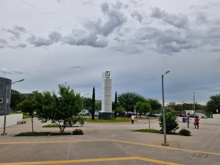 Atropellan a niño de 7 años y abandonan camioneta de lujo