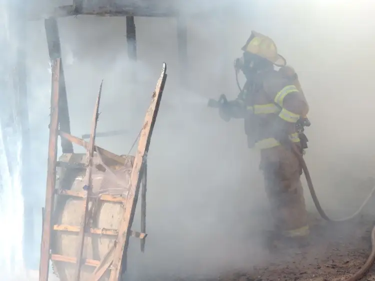 Quema sujeto colchón y se incendia vivienda