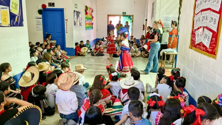 Se suman planteles escolares a celebraciones patrias
