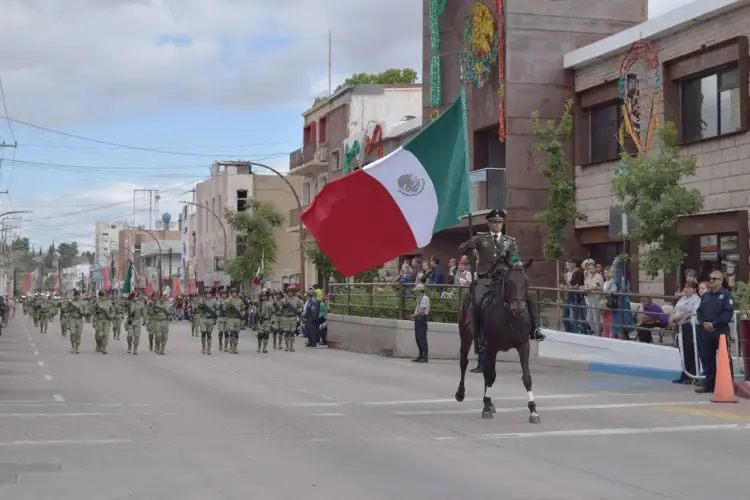 Disfrutan nogalenses desfile de la Independencia