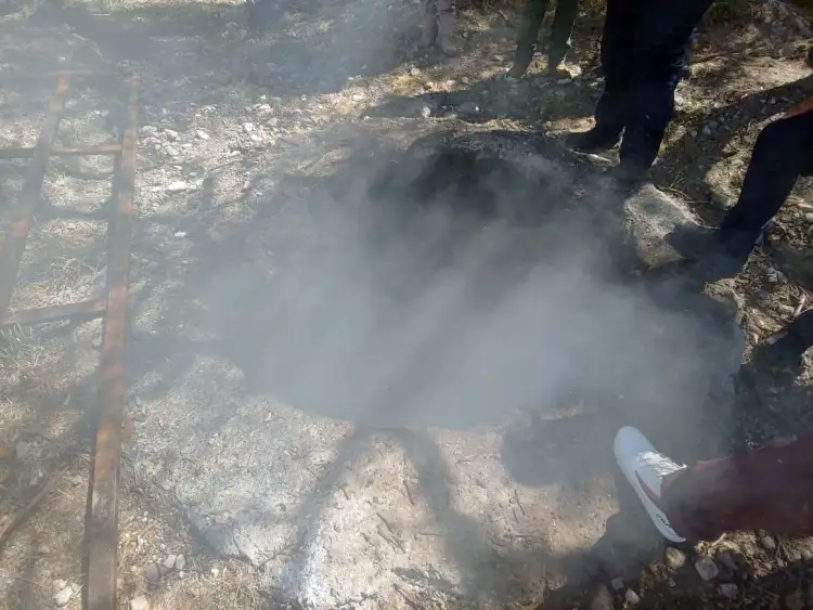 Encuentran cuerpos calcinados en pozo ardiendo