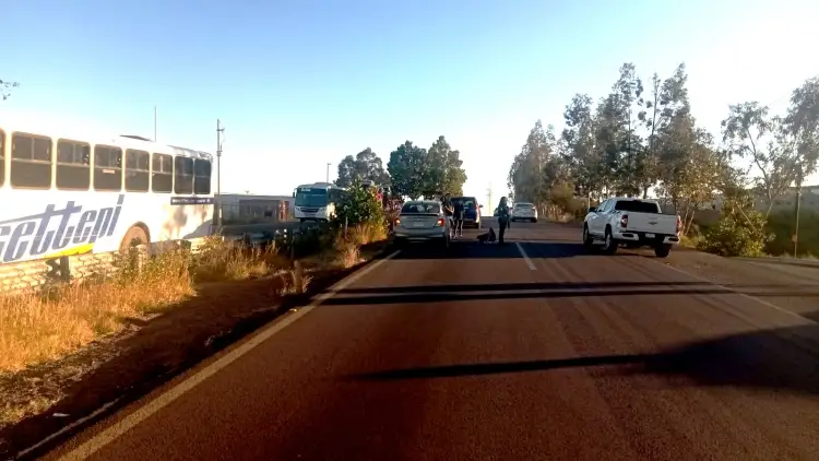 Es atropellado al cruzar la carretera internacional