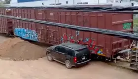 Recomiendan no estacionarse cerca de las vías del tren