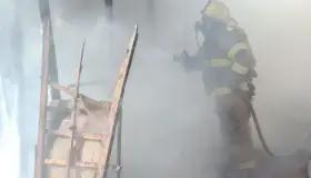 Quema sujeto colchón y se incendia vivienda