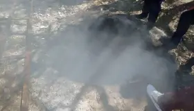 Encuentran cuerpos calcinados en pozo ardiendo