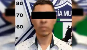 Detienen a taxista armado