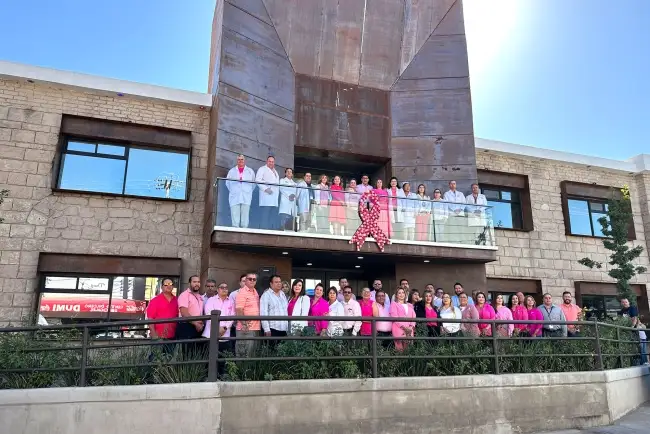 Colocan moño ‘Rosa’ por el mes de la sensibilización del cáncer de mama