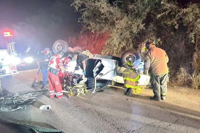 Vuelcan en camioneta robada; presentaban impactos de bala