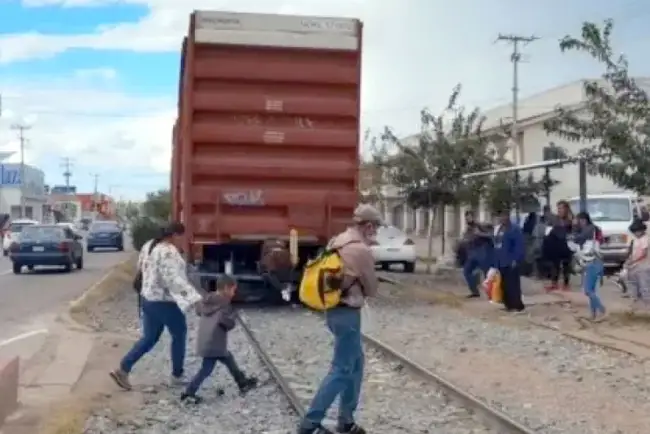 Continúan multas para quien cruce el tren indebidamente