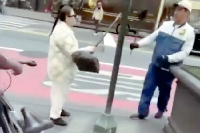 Ataca colombiana a migrante venezolano en NY; "¡Lárguese de éste país!"