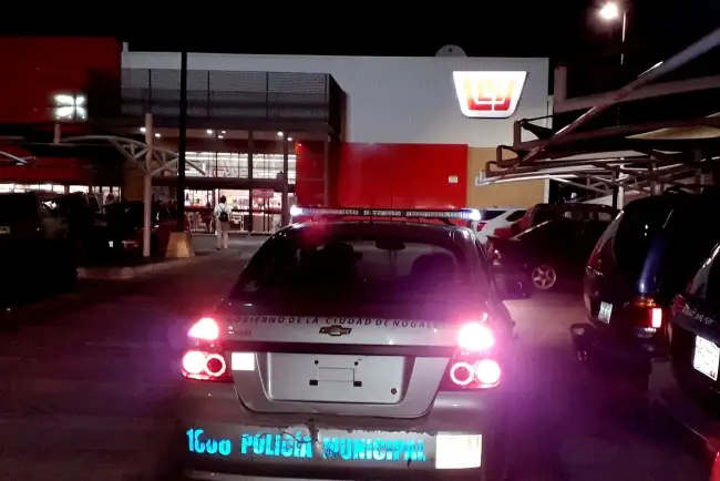 Amenaza sujeto con cometer un delito dentro de centro comercial