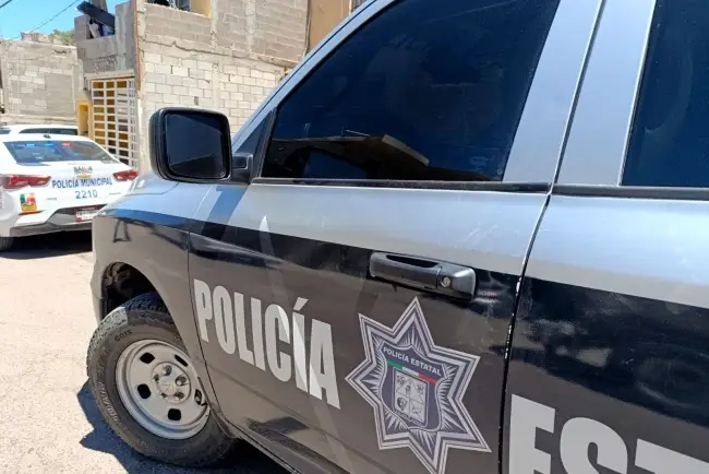 Ataca hombre a ex pareja con marro; le quebró los cristales de su auto