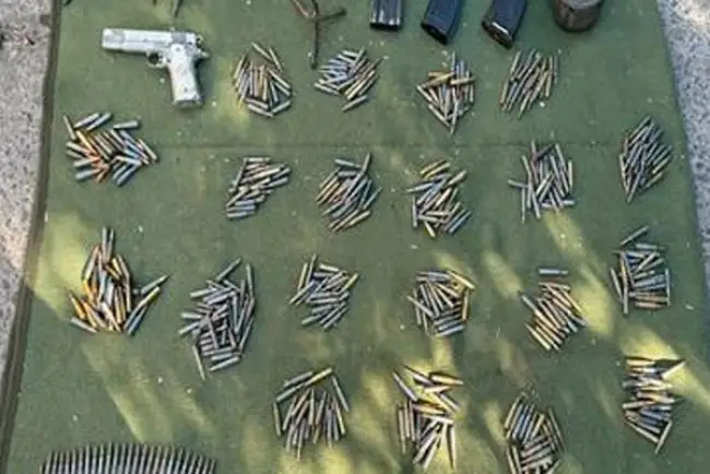 Asegura Ejército Mexicano armamento en un vehículo en abandono