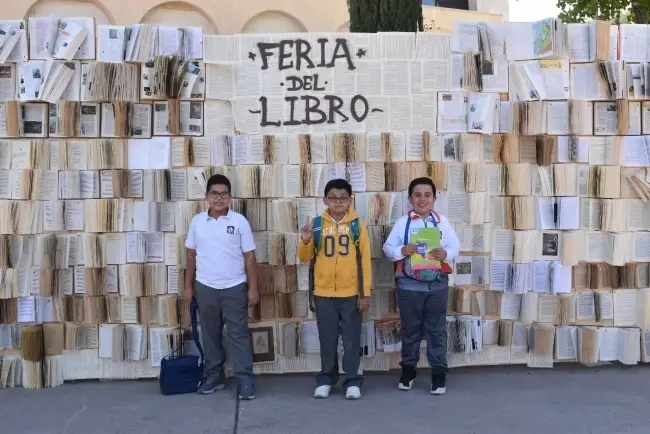Visitan estudiantes la Feria del Libro 2024