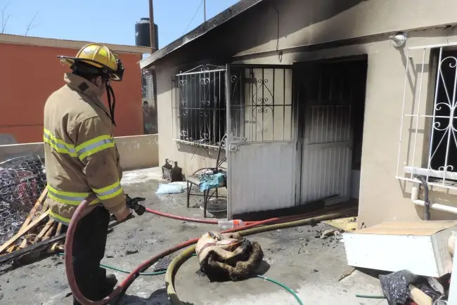Destruye fuego vivienda en la Mesa