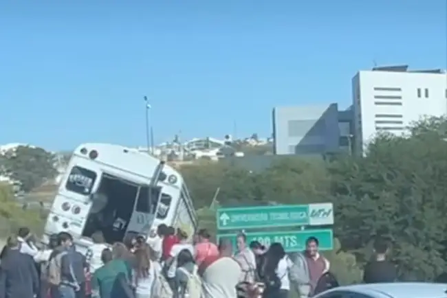 Tres personas hospitalizadas tras accidente  en camión urbano al sur de Nogales