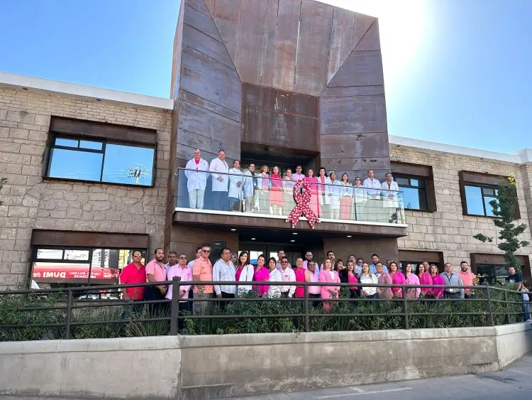 Colocan moño ‘Rosa’ por el mes de la sensibilización del cáncer de mama