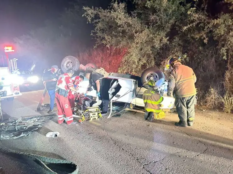 Vuelcan en camioneta robada; presentaban impactos de bala