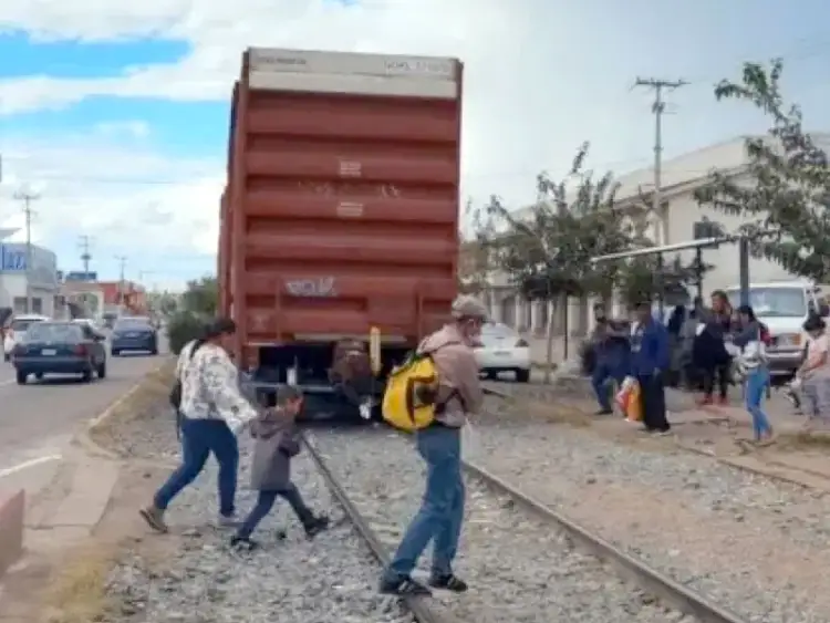 Continúan multas para quien cruce el tren indebidamente